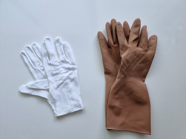 ゴム手袋と綿の手袋